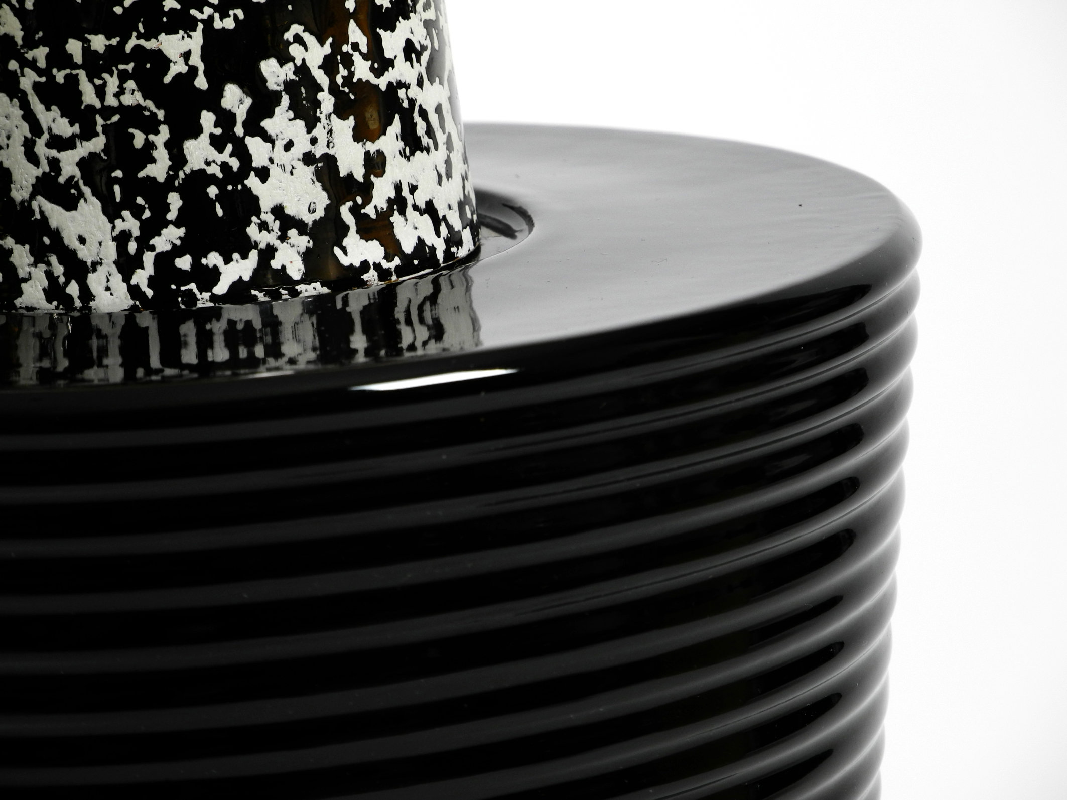 Black ribbed ceramic table lamp - Image 8