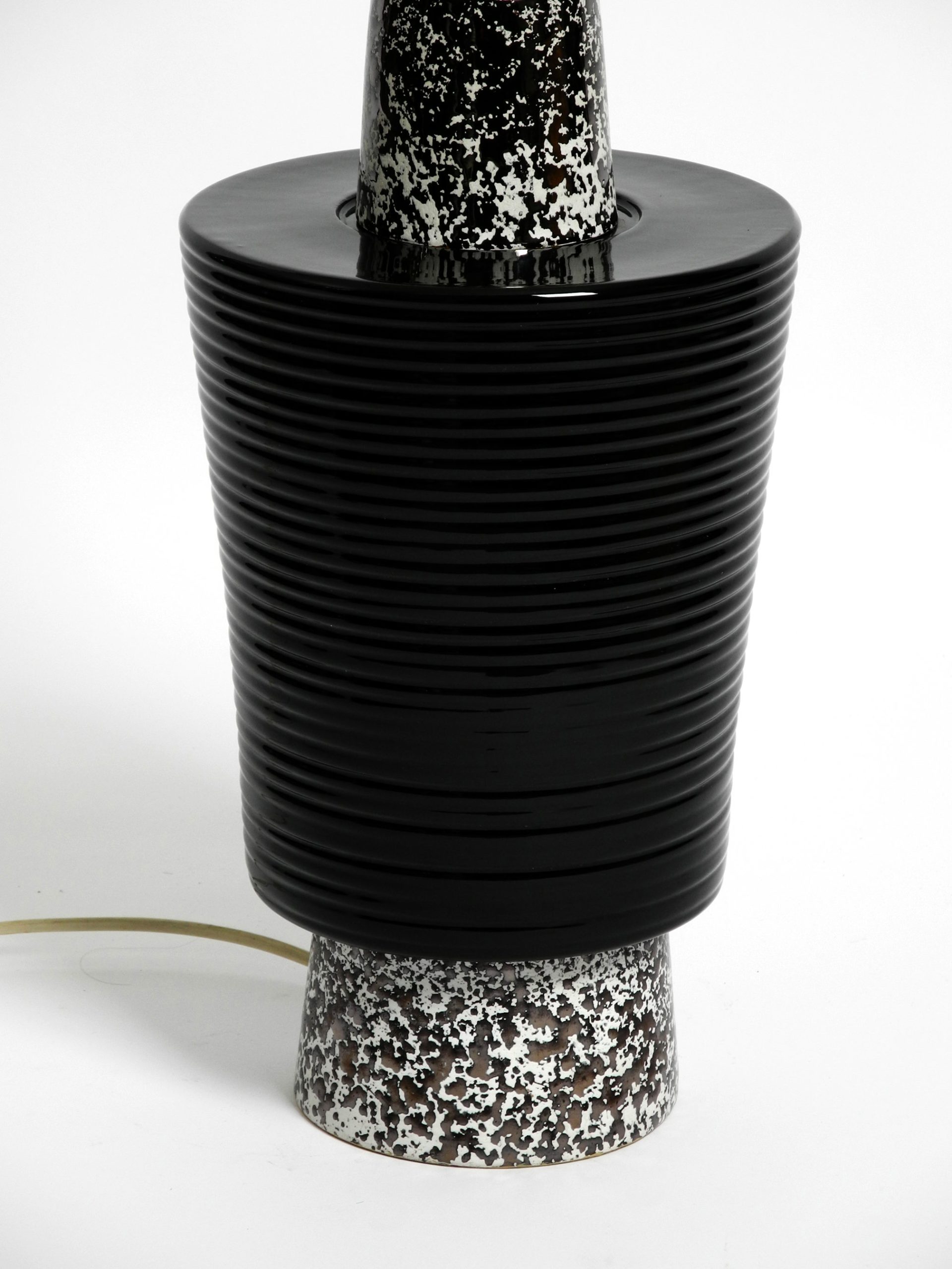 Black ribbed ceramic table lamp - Image 4
