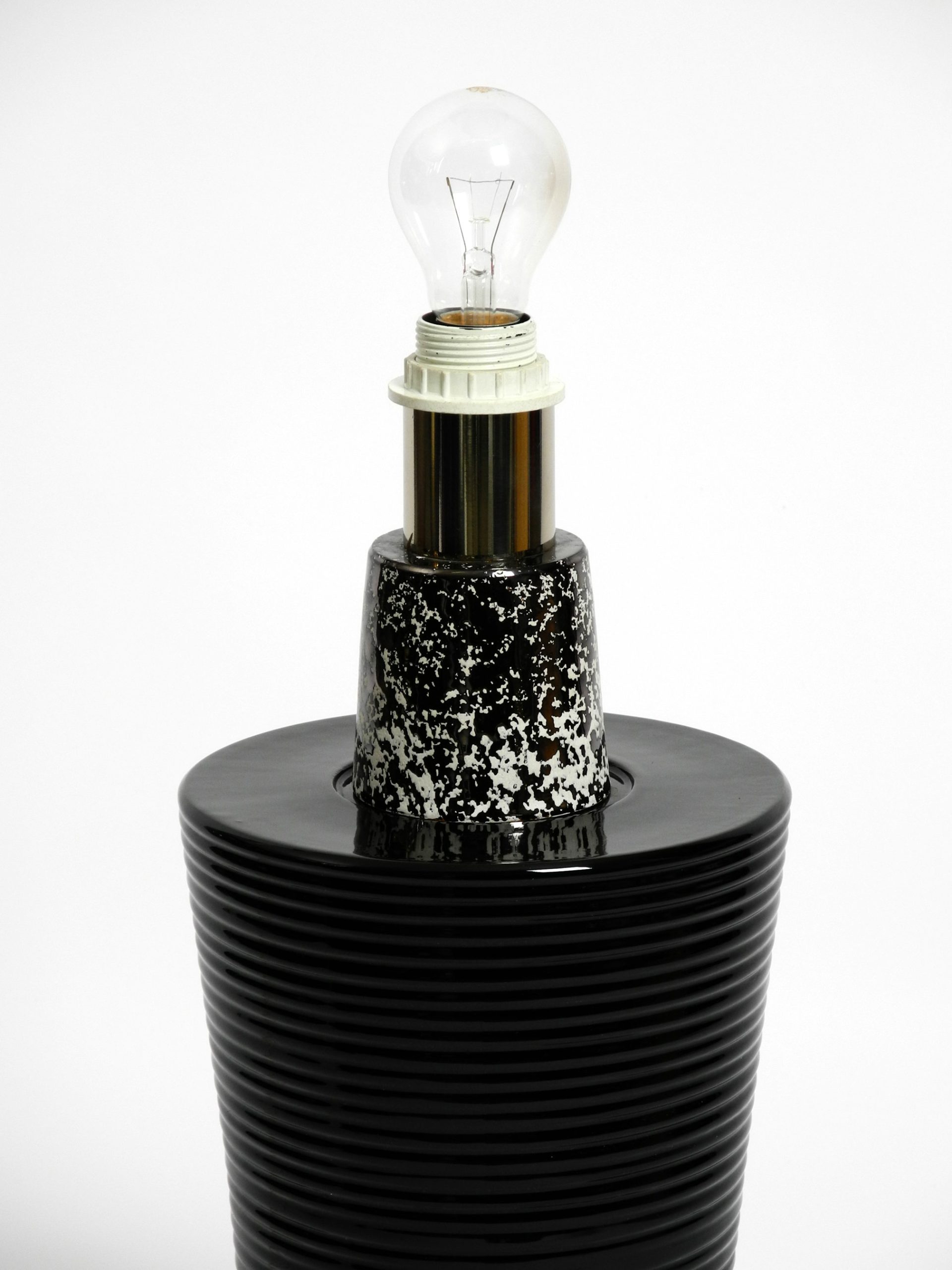 Black ribbed ceramic table lamp - Image 3