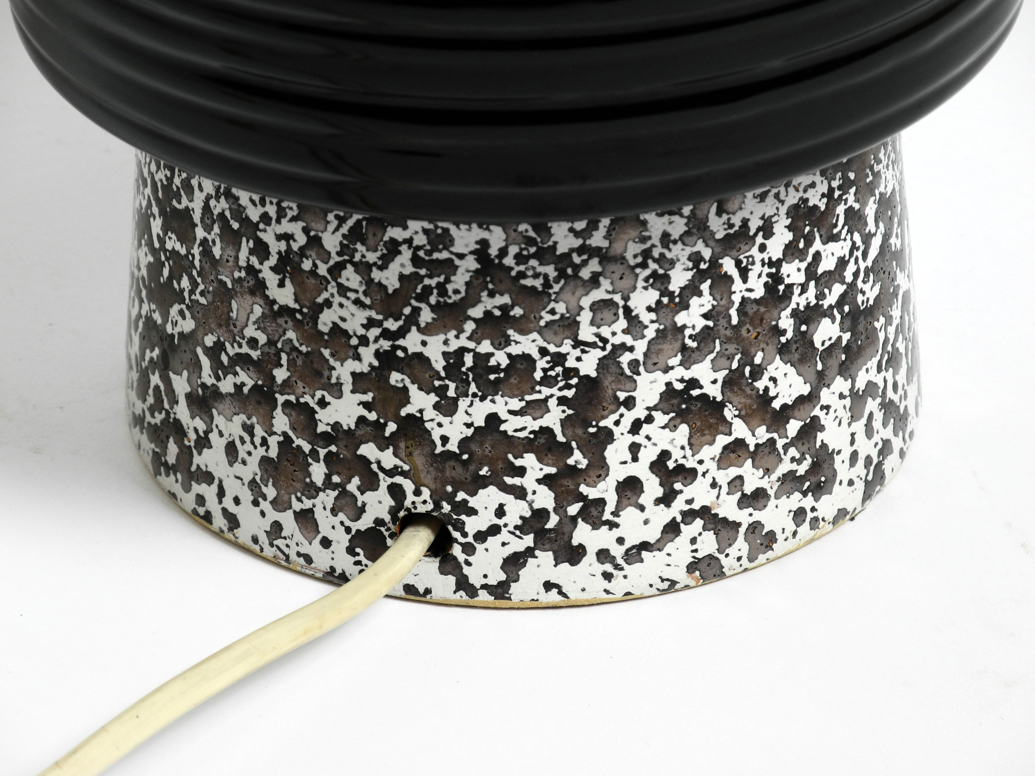 Black ribbed ceramic table lamp - Image 2