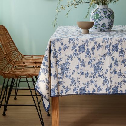 Blue and white Toile floral tablecloth - Image 7