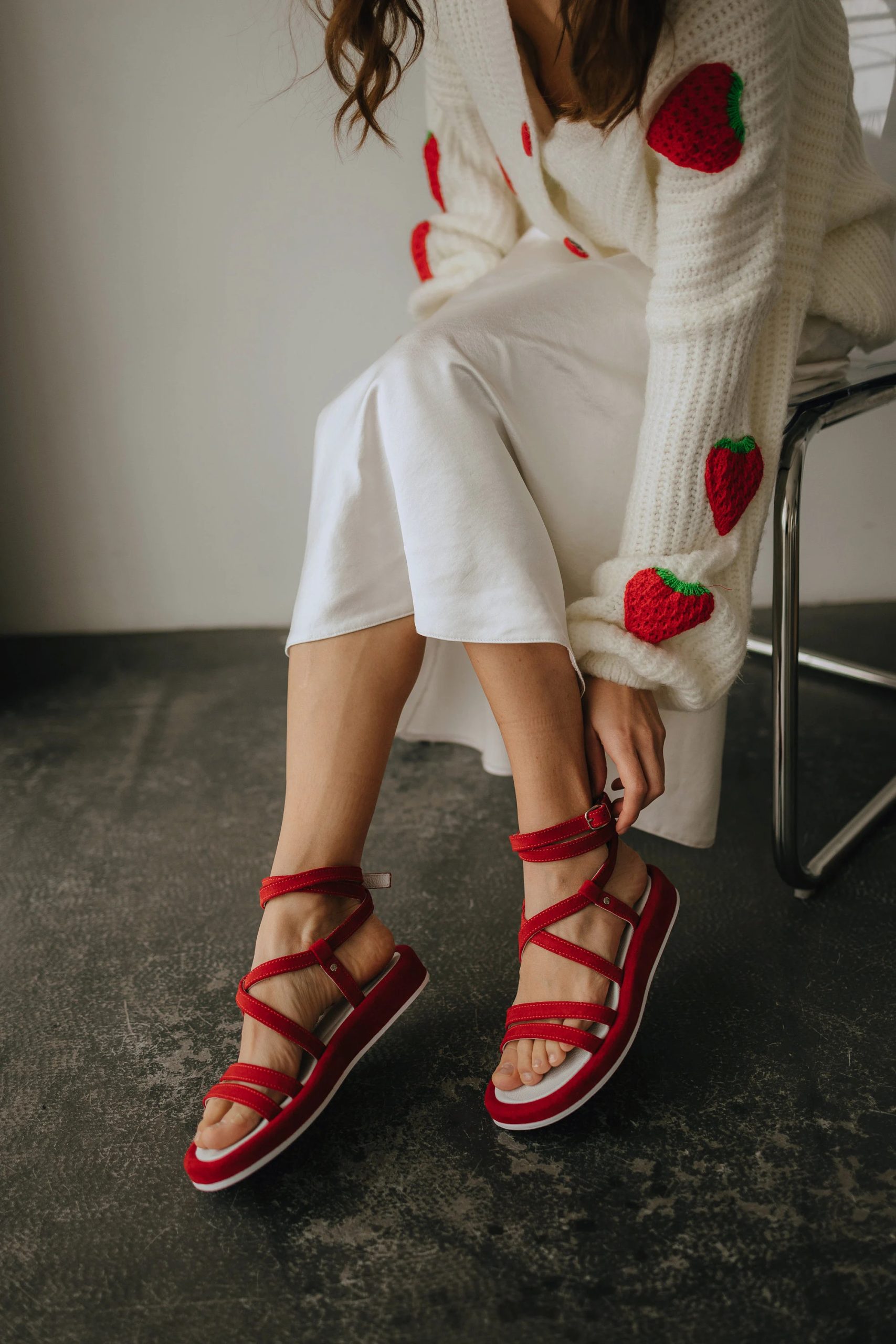 Cross-strap platform sandals - Image 4