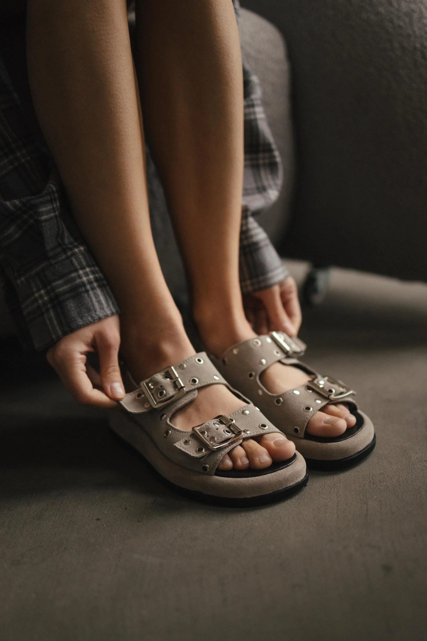 Double-buckle rivet slippers - Image 5