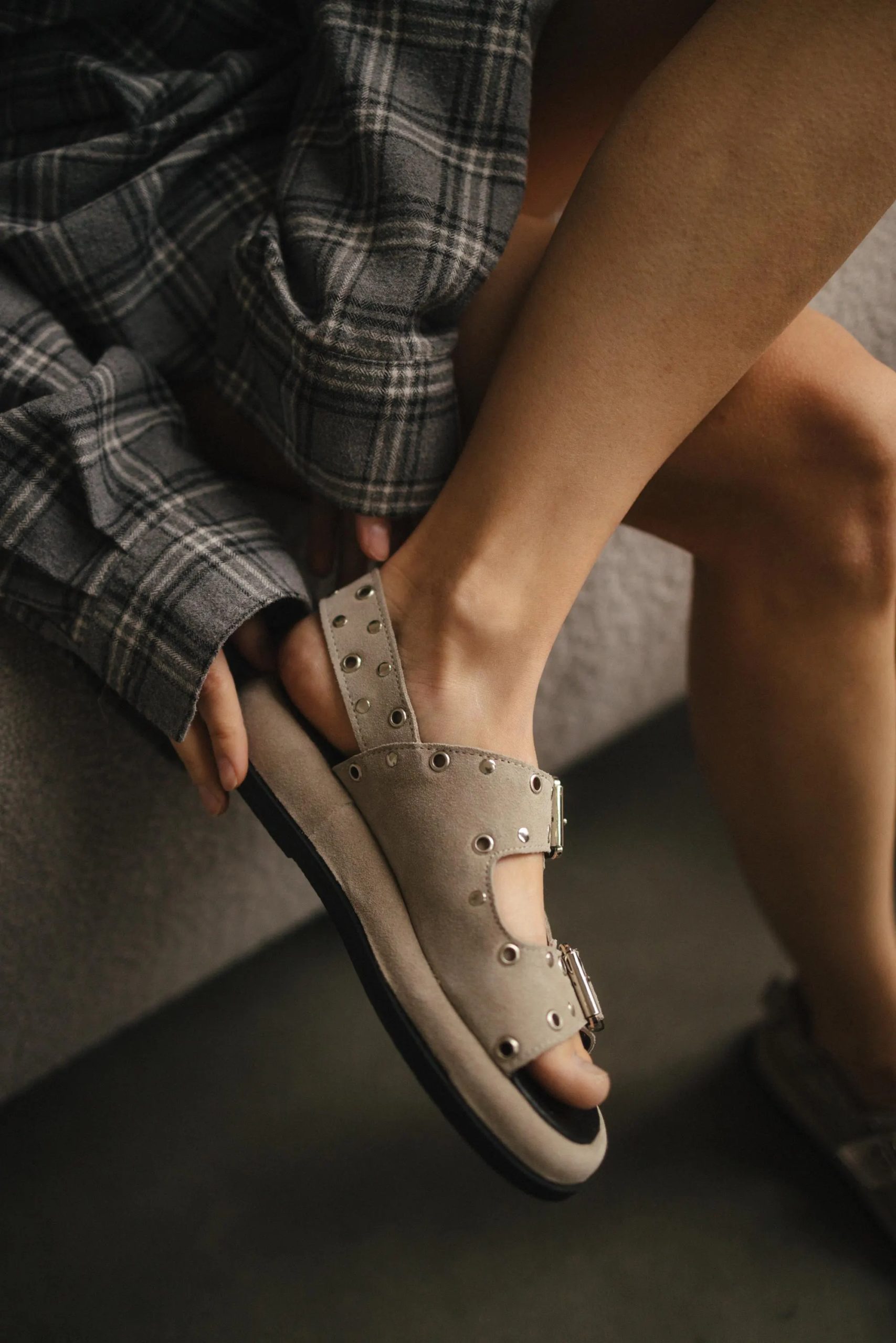 Double-buckle rivet slippers - Image 3