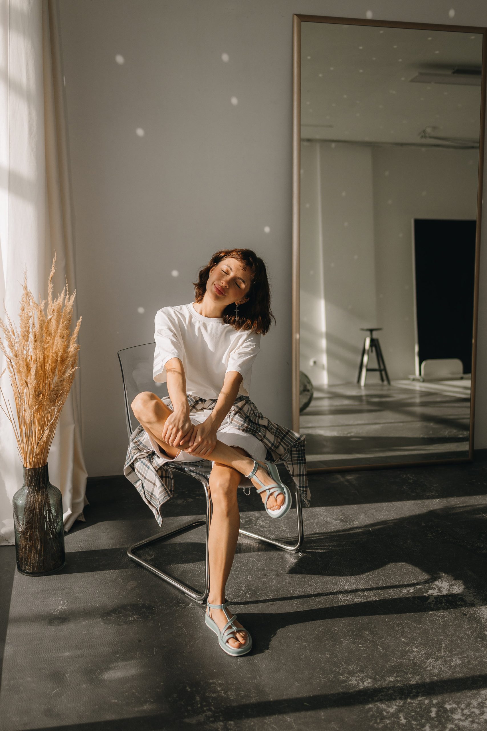 Lightweight T-strap sandals - Image 8