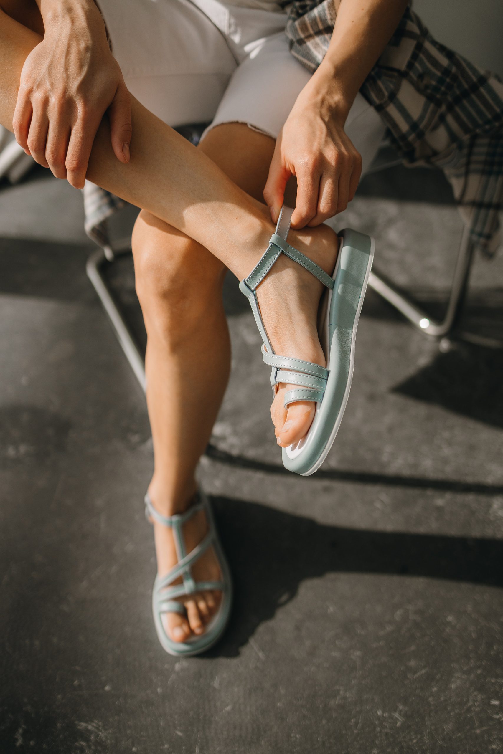 Lightweight T-strap sandals - Image 3