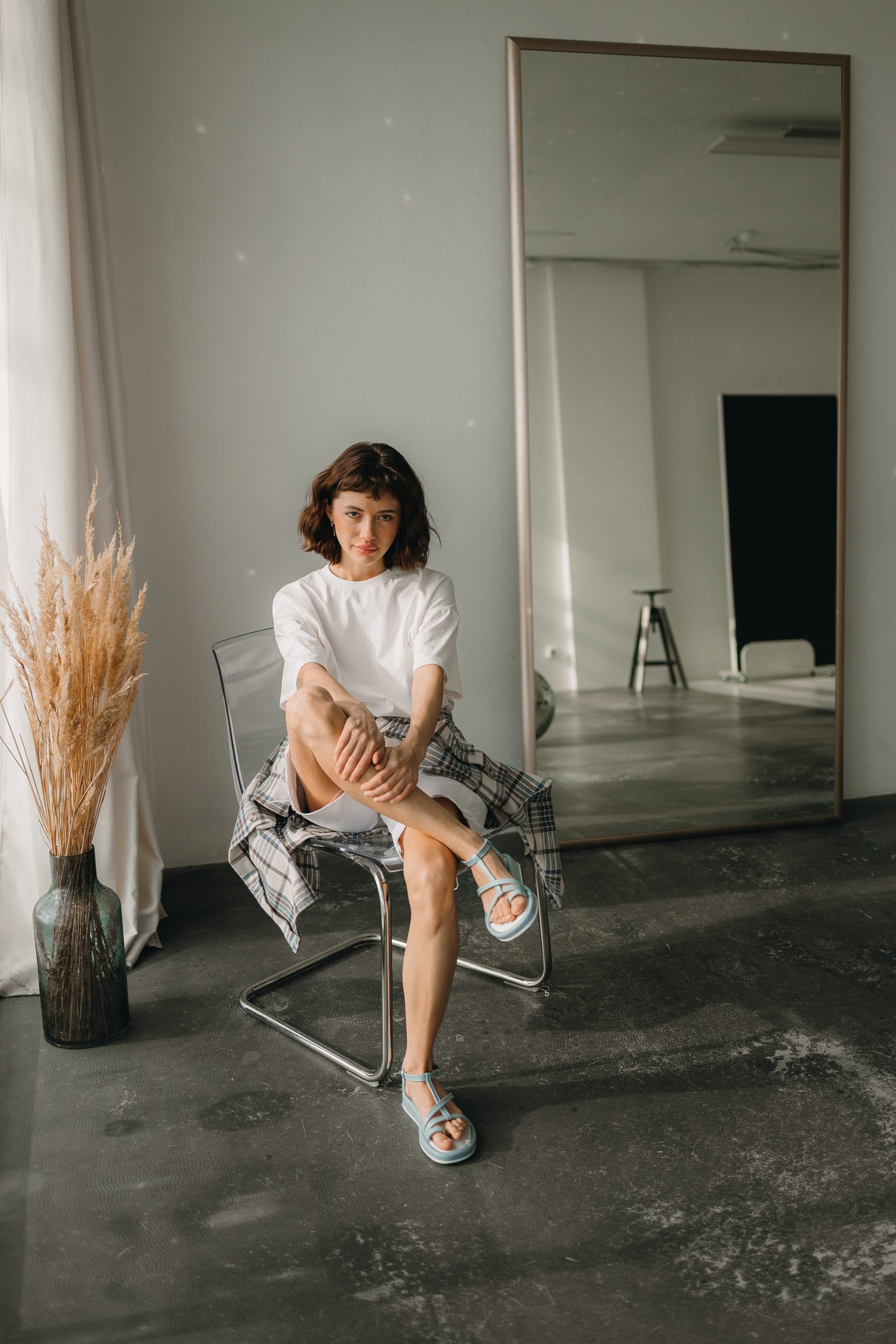 Lightweight T-strap sandals - Image 2