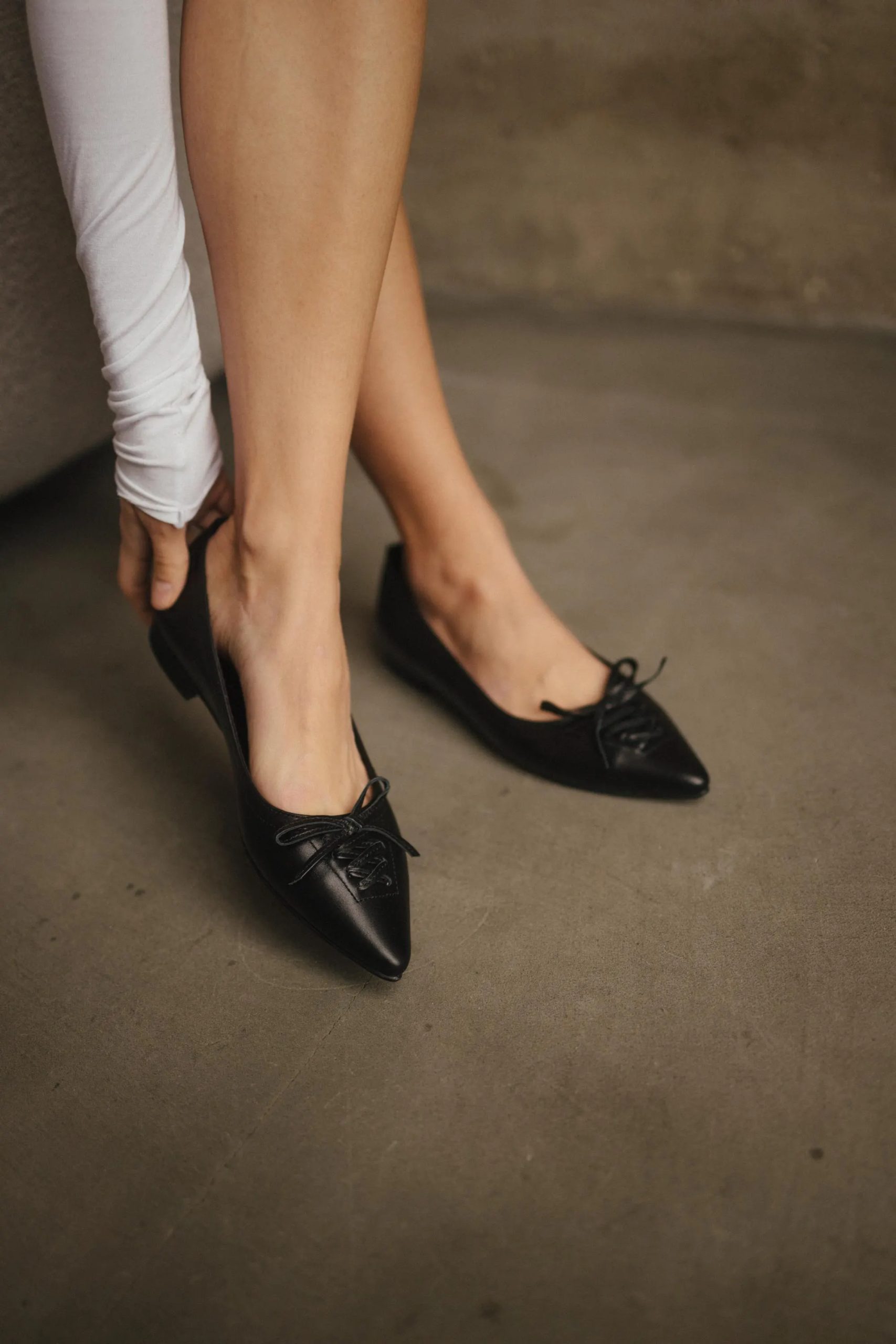 Pointed-toe lace-up flats