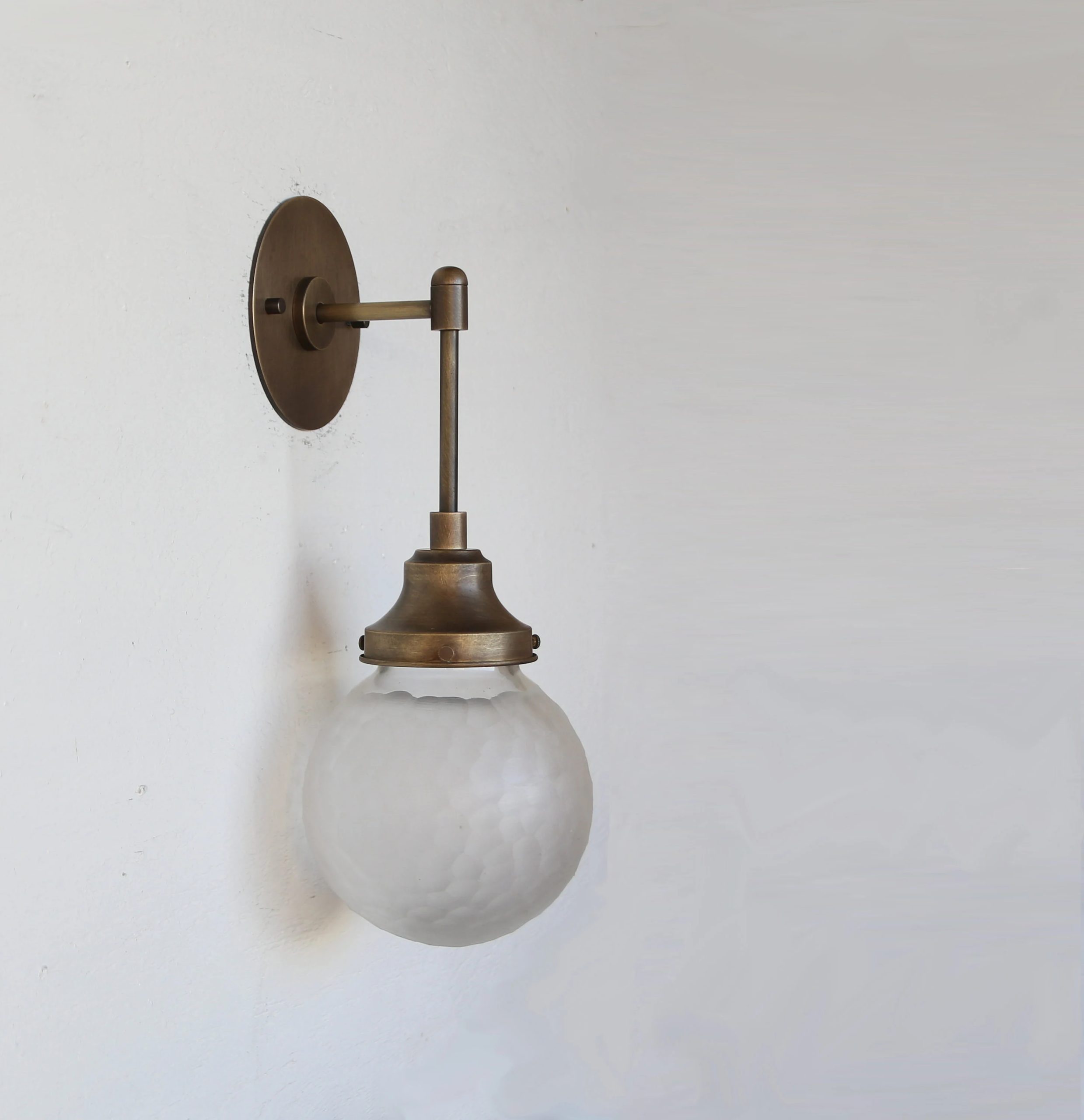 Retro lamp head and frosted spherical wall lamp