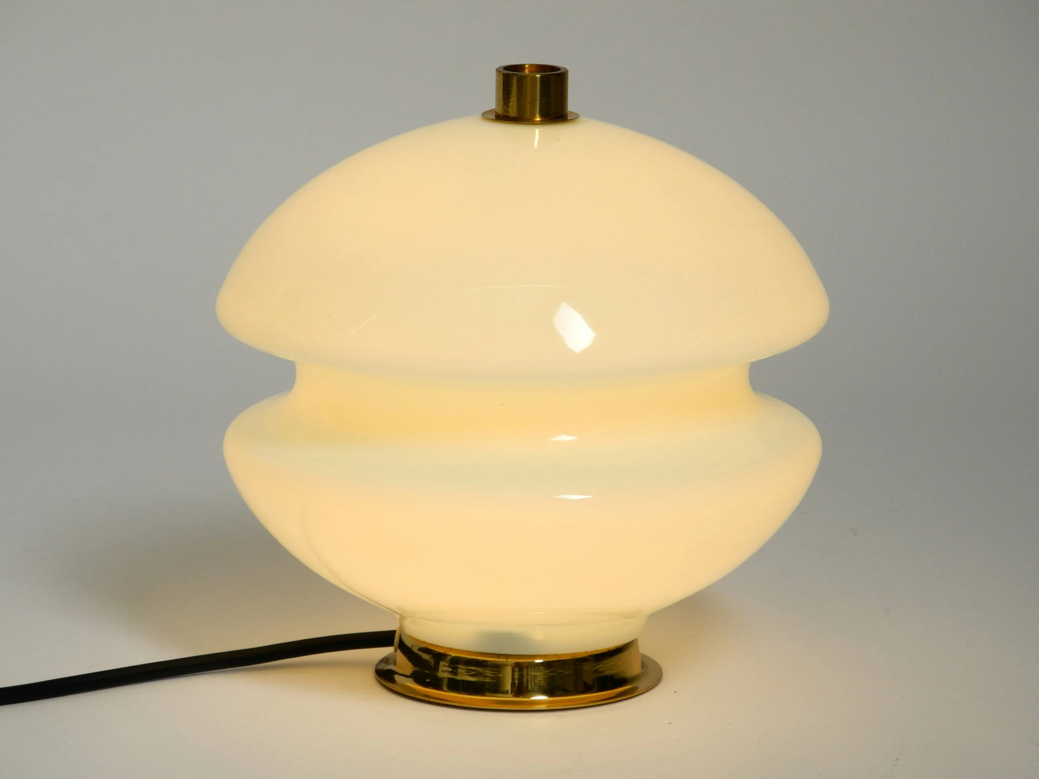 Multi-layer opalescent glass table lamp - Image 5