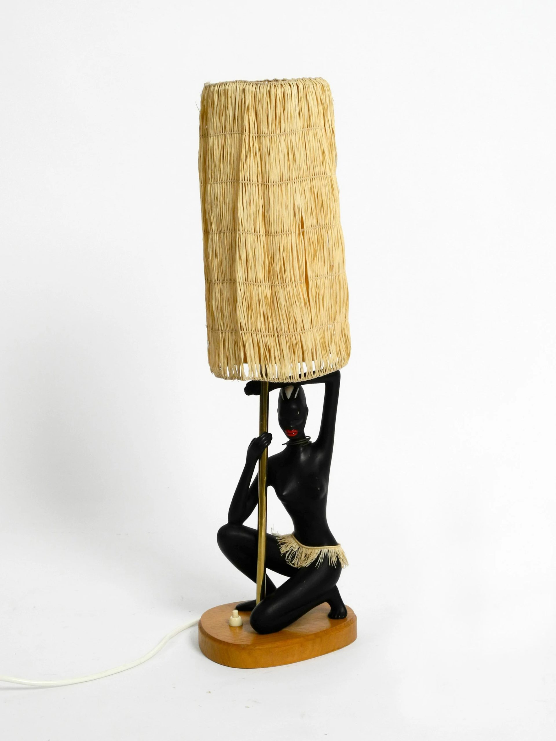 Layered raffia lampshade table lamp