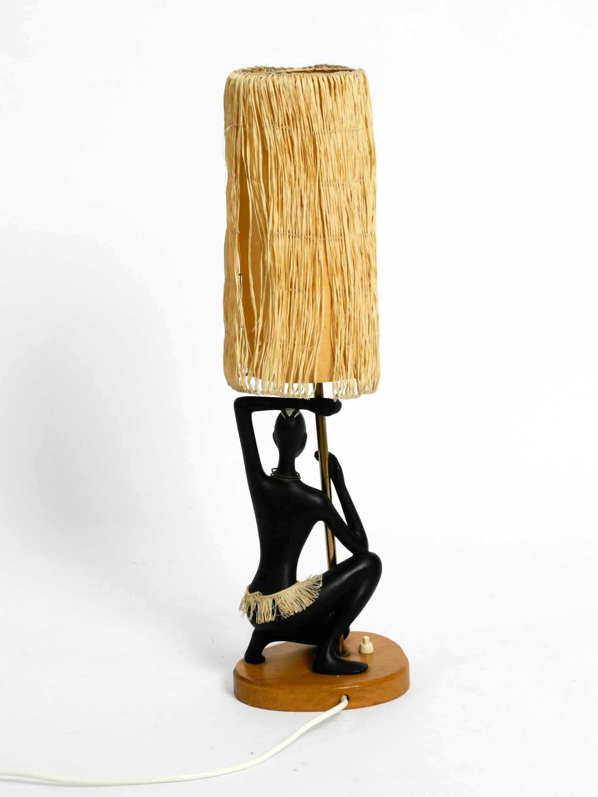 Layered raffia lampshade table lamp - Image 7