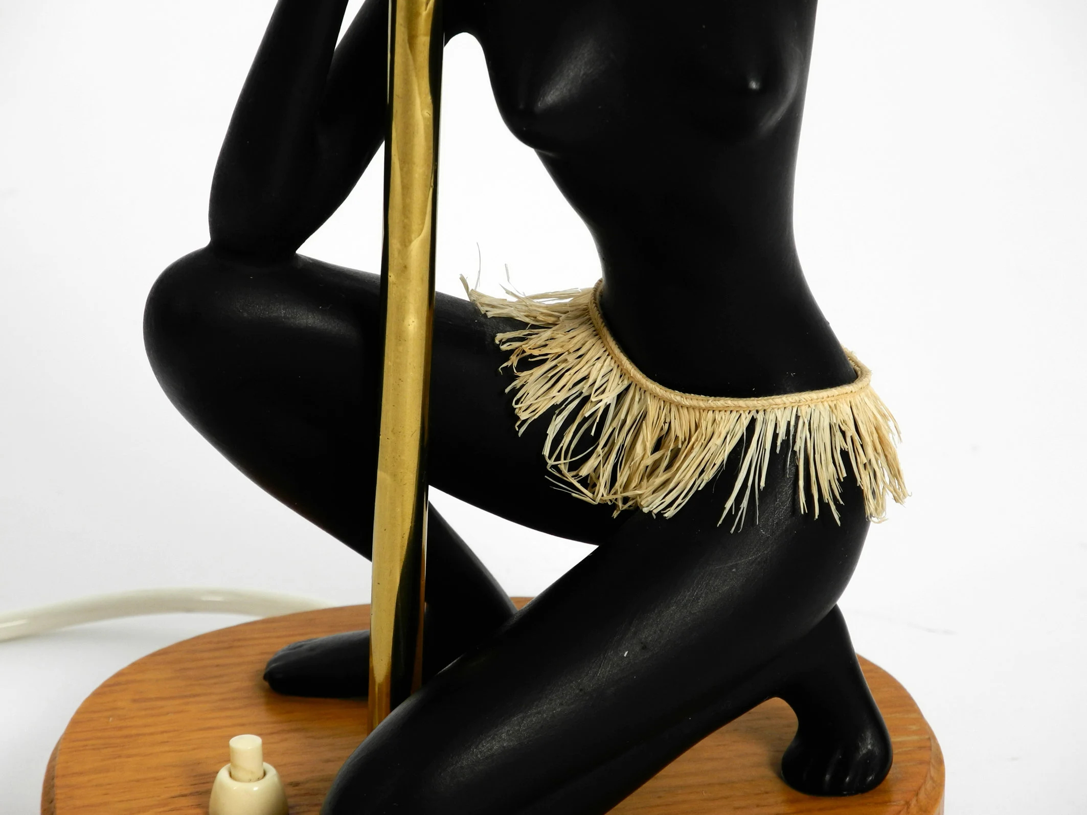 Layered raffia lampshade table lamp - Image 5