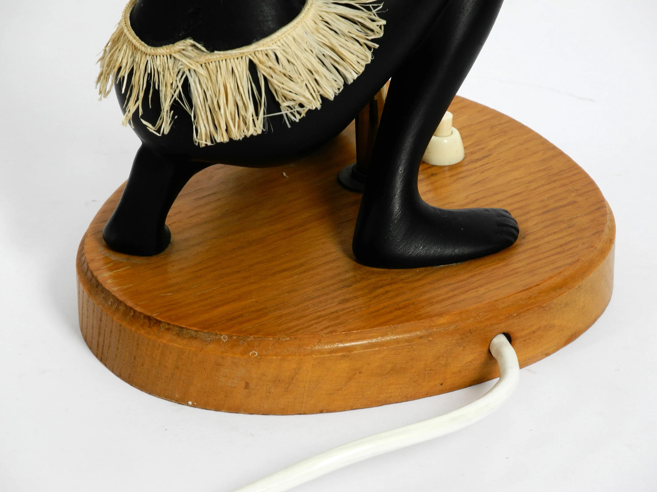 Layered raffia lampshade table lamp - Image 4