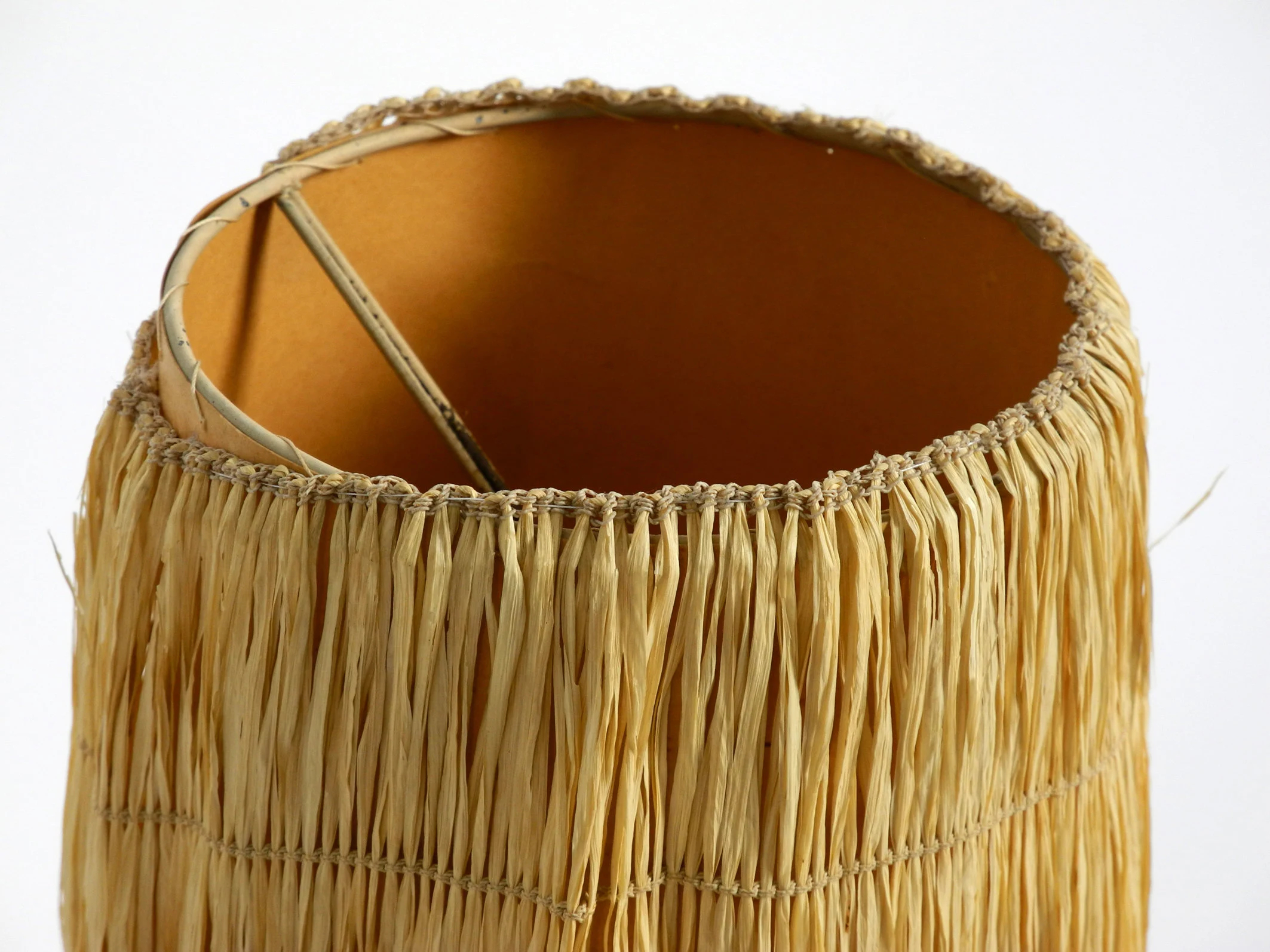 Layered raffia lampshade table lamp - Image 3