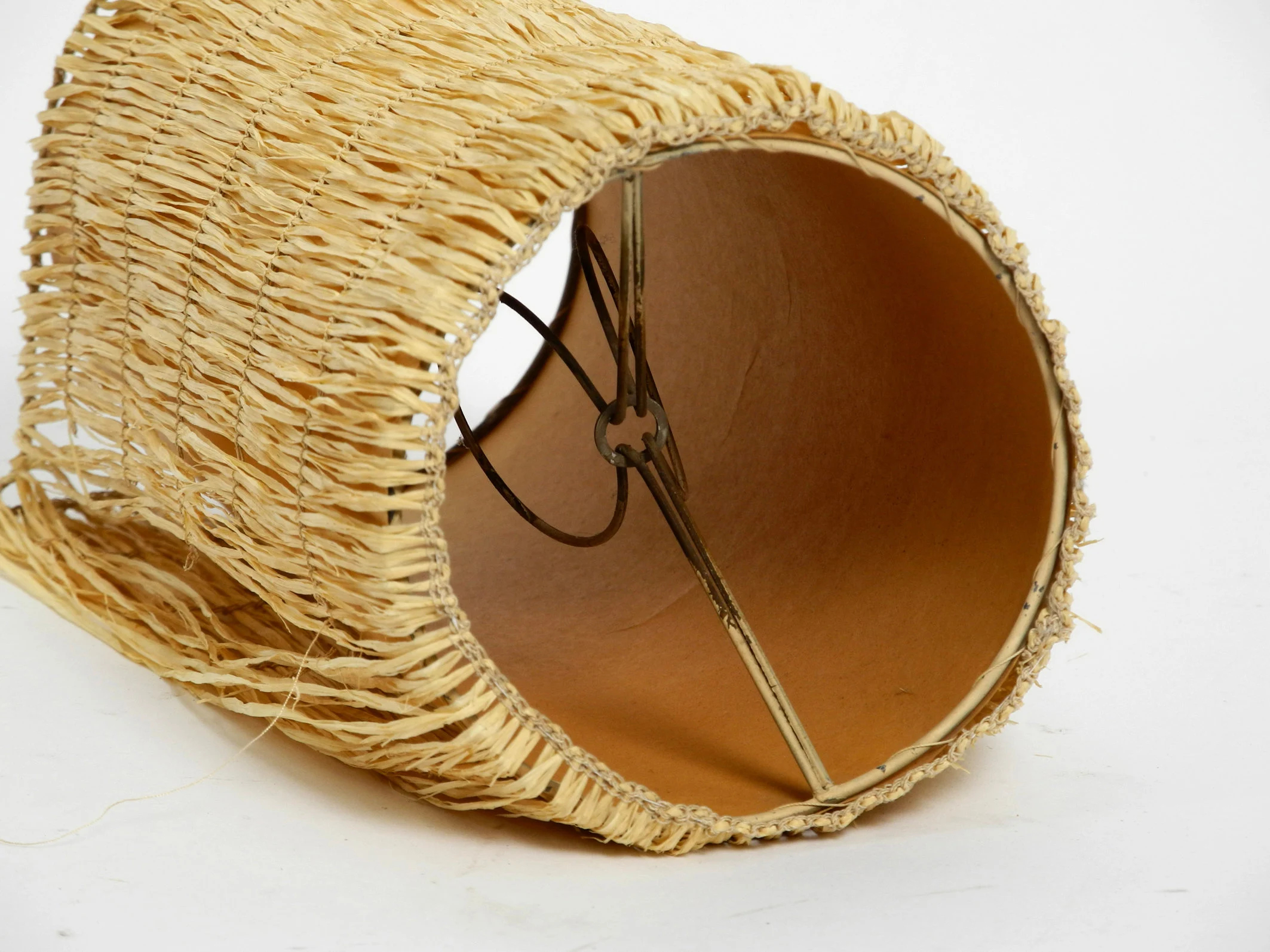 Layered raffia lampshade table lamp - Image 2