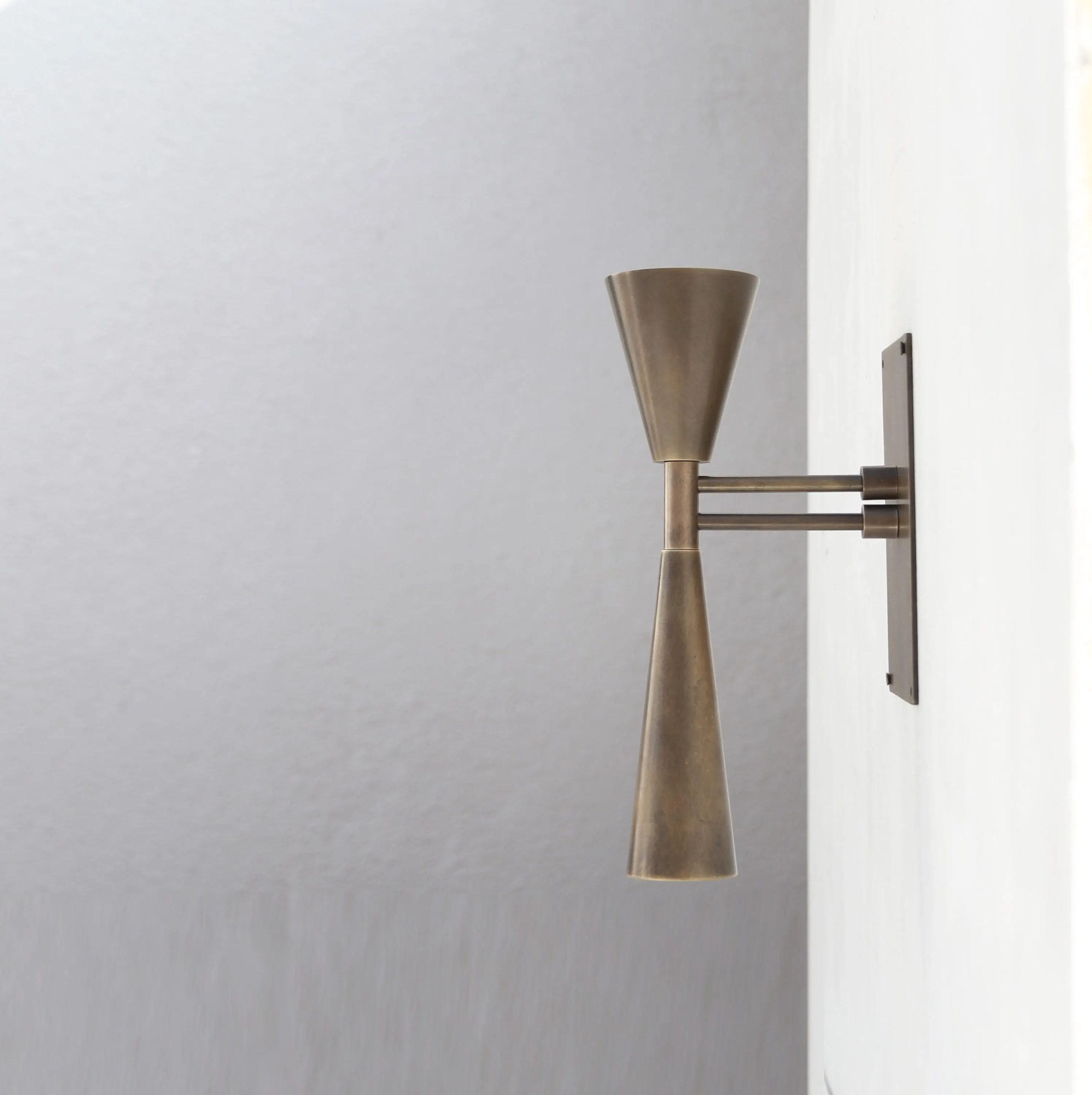 Hourglass-shaped double cone wall lamp - Image 4