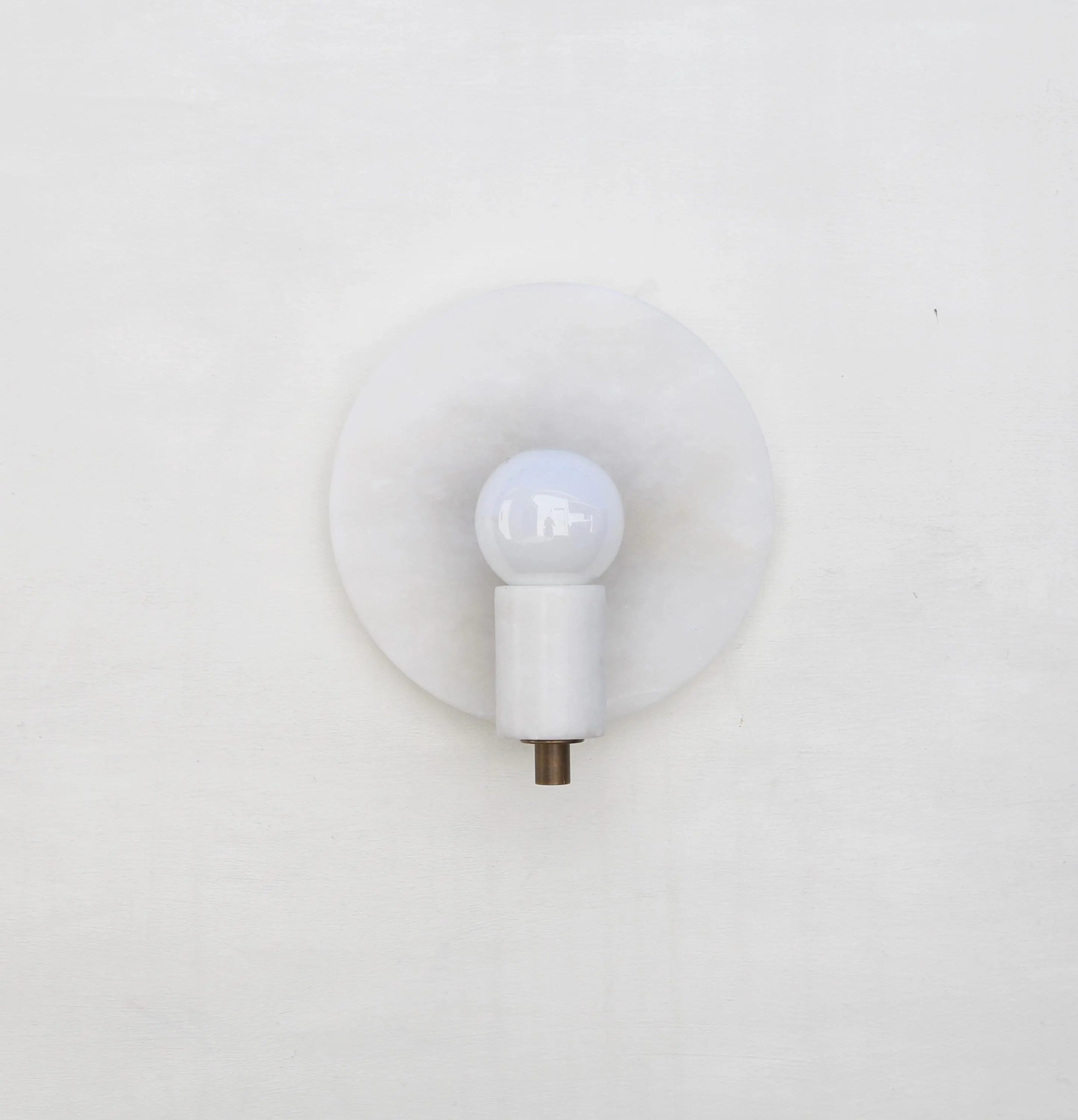 Brass arm and alabaster cylindrical wall lamp - Image 4