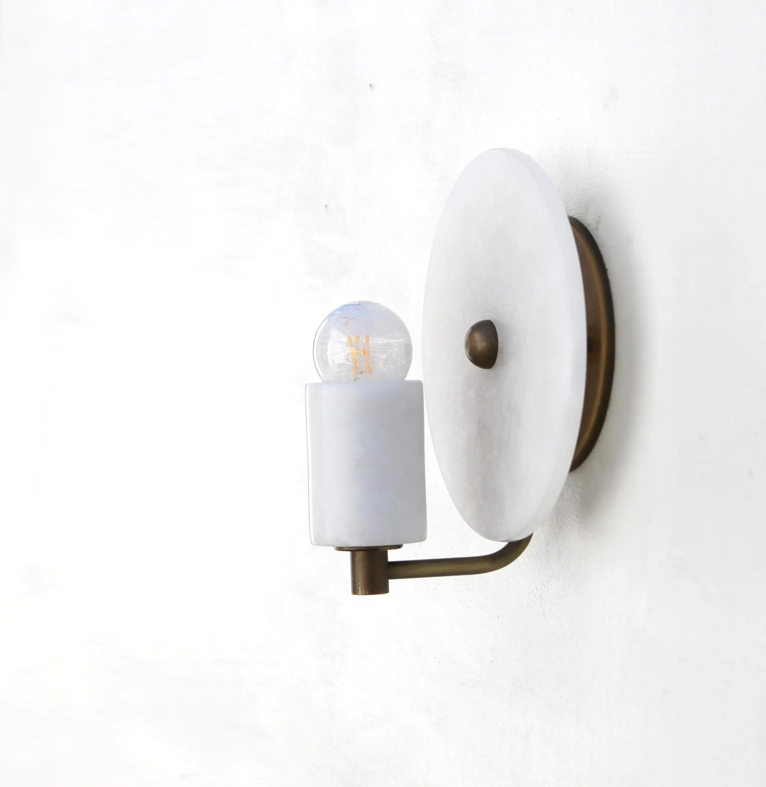 Brass arm and alabaster cylindrical wall lamp - Image 3