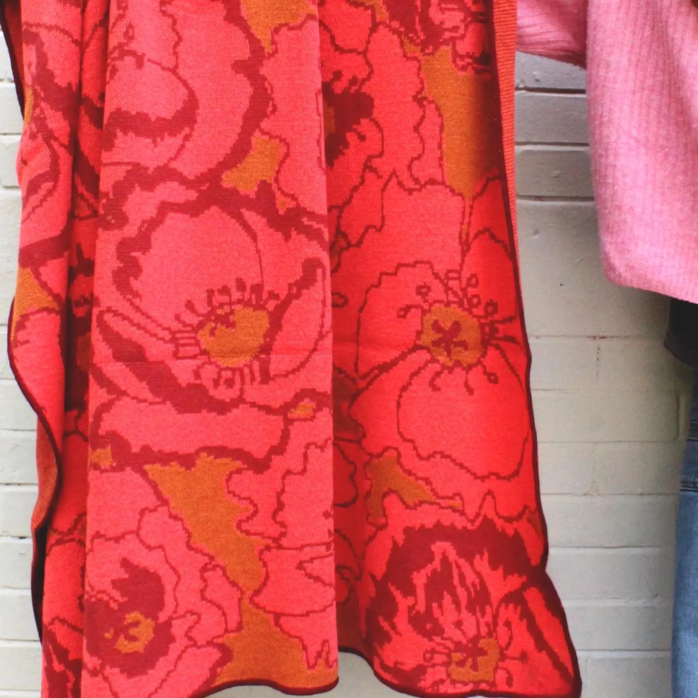 Bright red peony jacquard blanket - Image 4