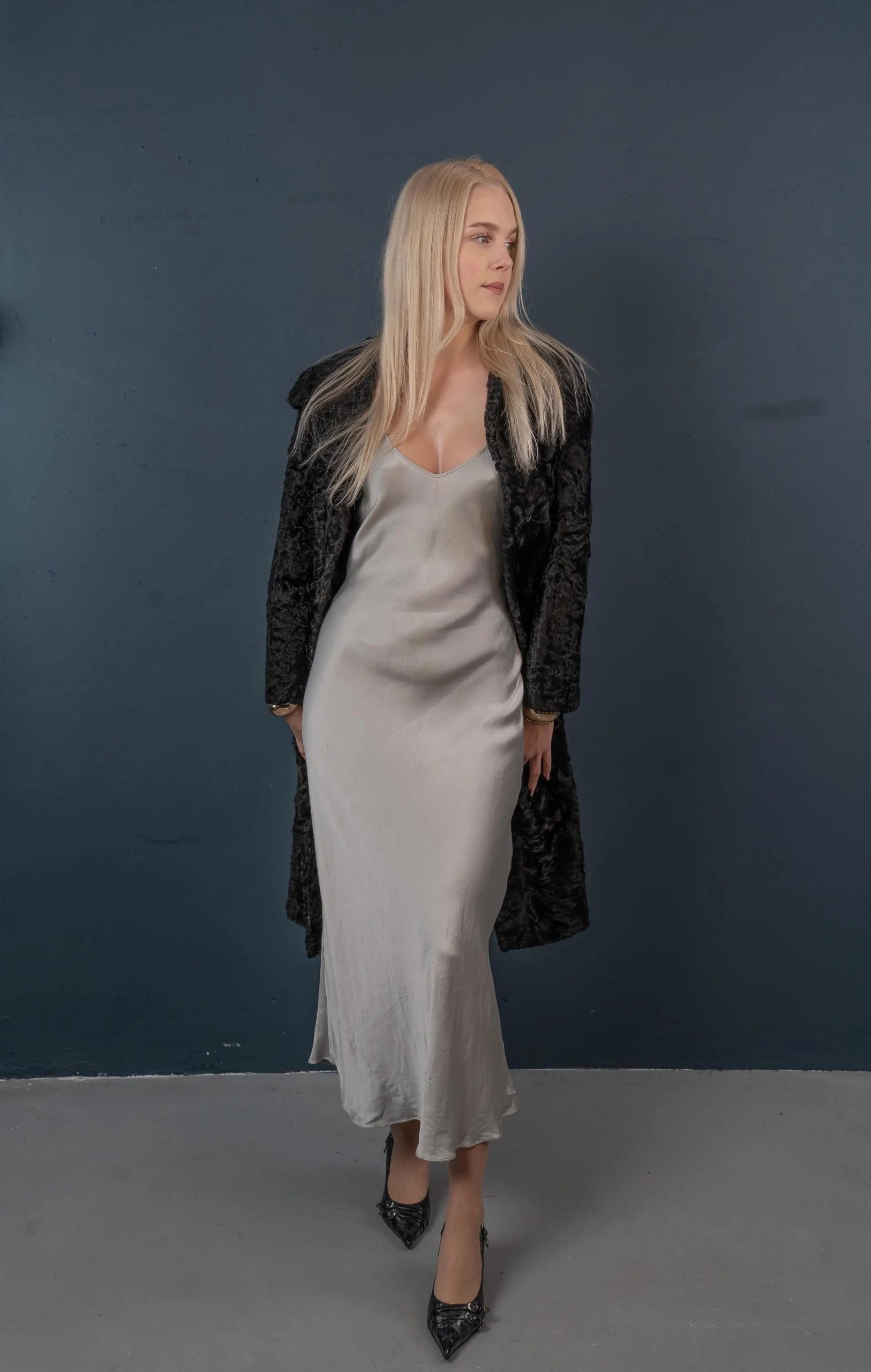 Faux fur textured evening coat - Image 9