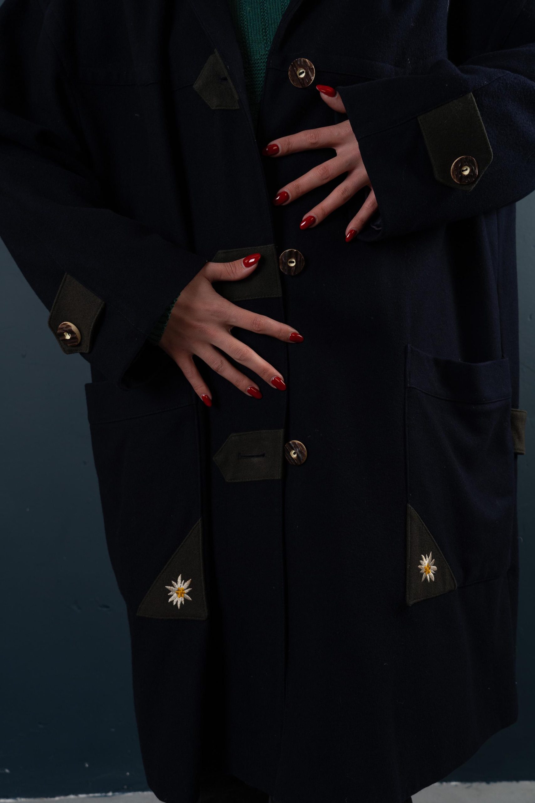 Practical hooded wool coat - Image 5