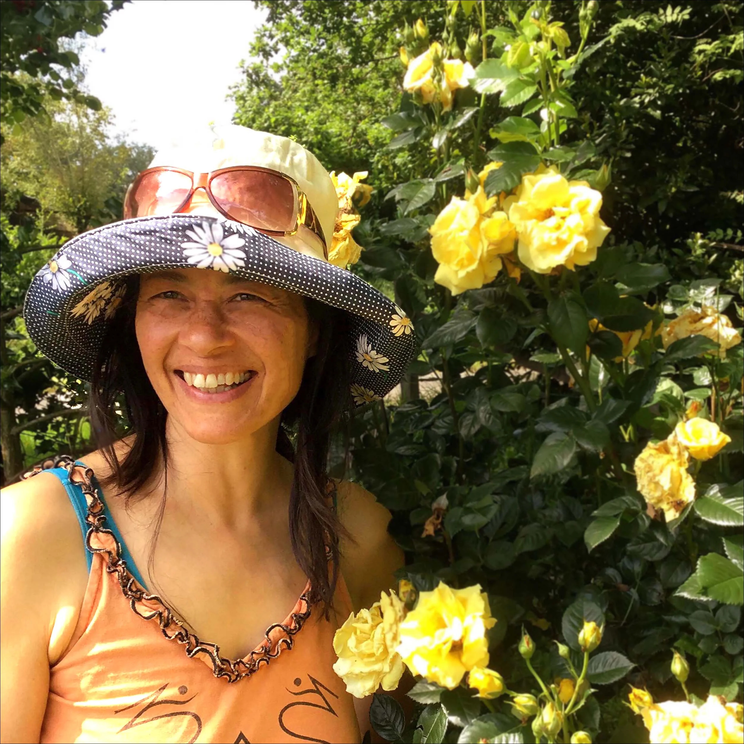 Cream-colored daisy-print sun hat with brim - Image 5