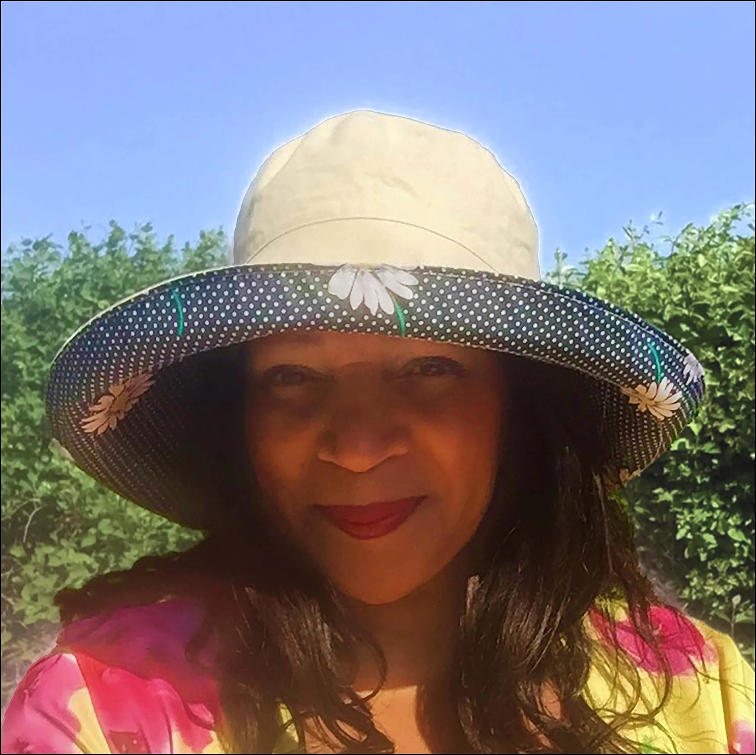Cream-colored daisy-print sun hat with brim - Image 4