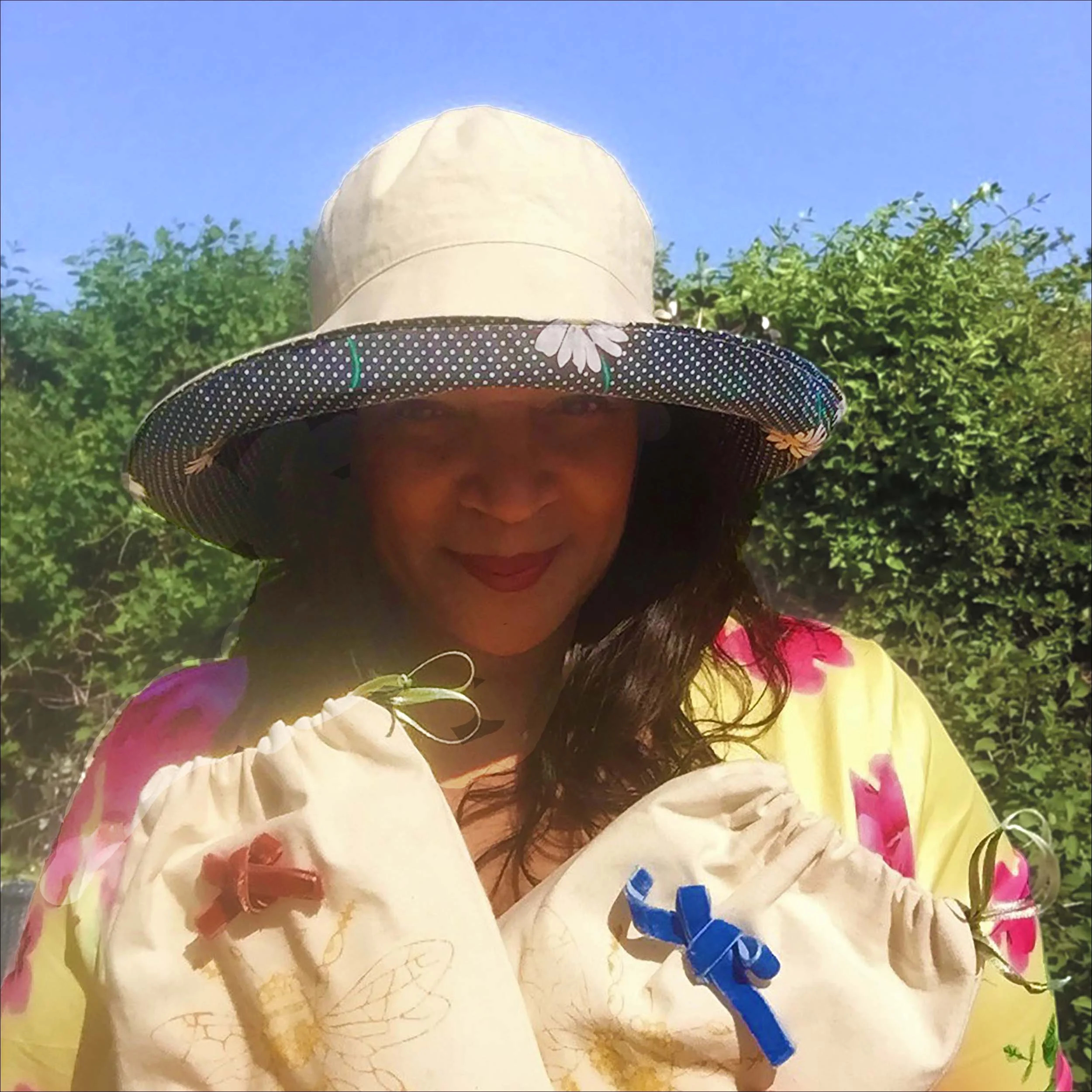 Cream-colored daisy-print sun hat with brim - Image 2