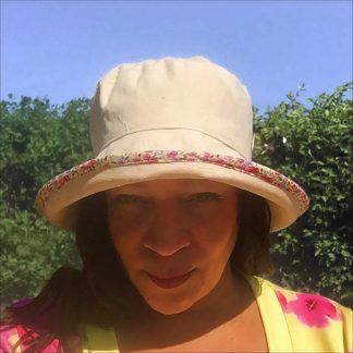 Cream-colored linen printed sun hat