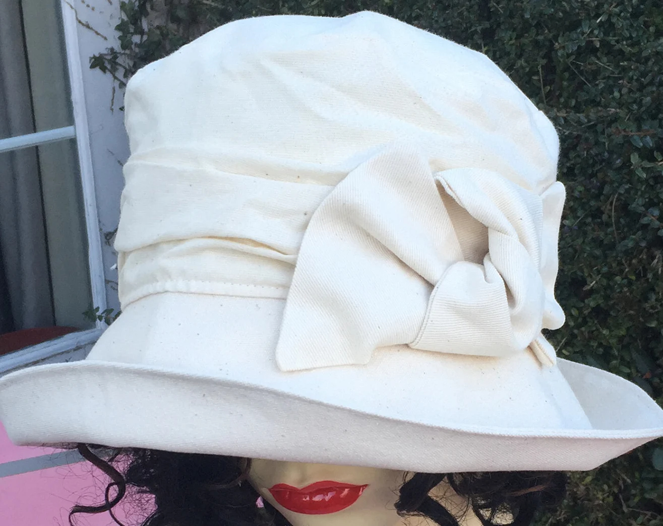 Elegant cream-colored floral ruffled sun hat - Image 4