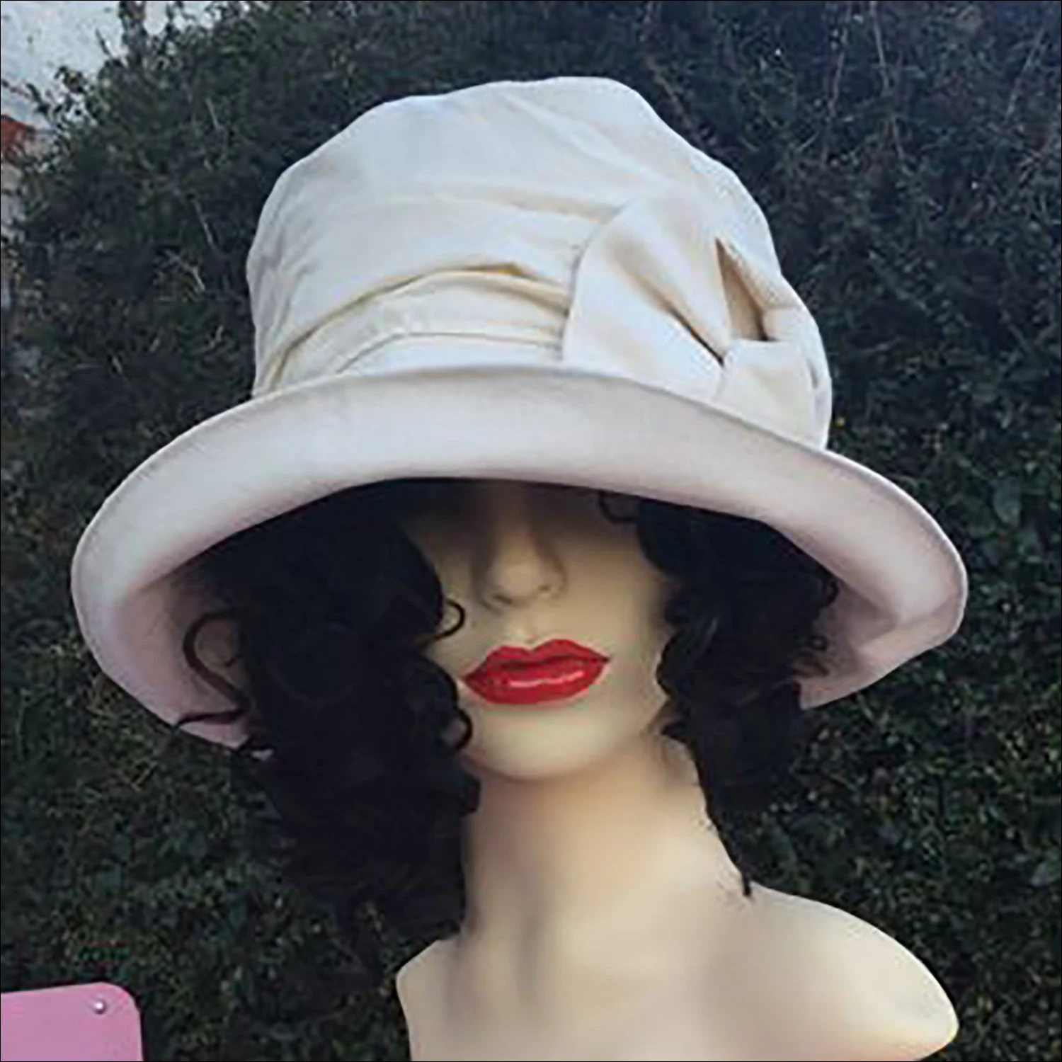 Elegant cream-colored floral ruffled sun hat - Image 2