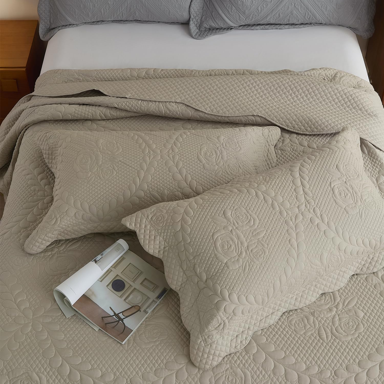 Grayish brown circular pattern three-piece comforter set - Image 7