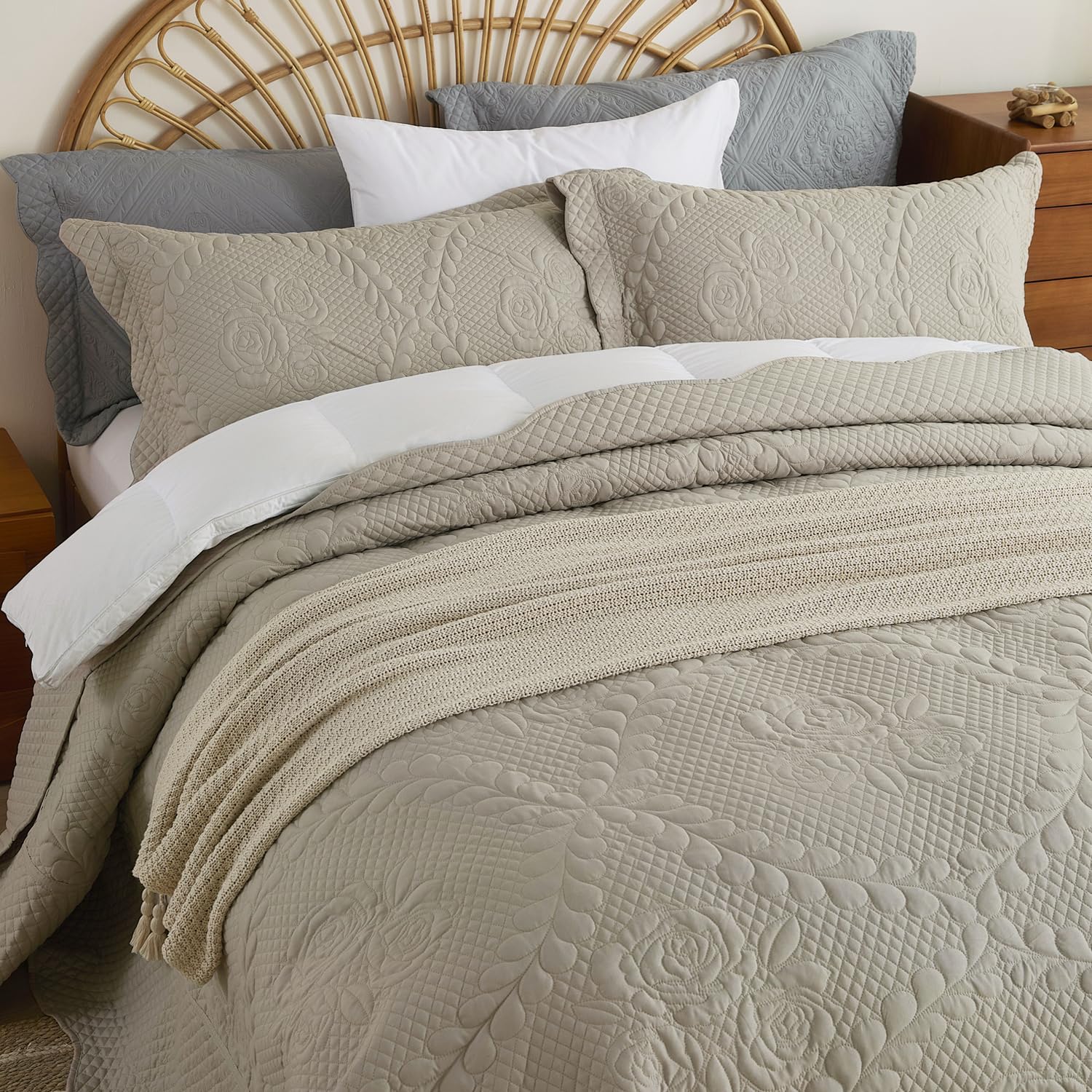 Grayish brown circular pattern three-piece comforter set - Image 2