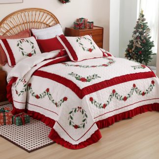 Holiday wreath three-piece quilt set
