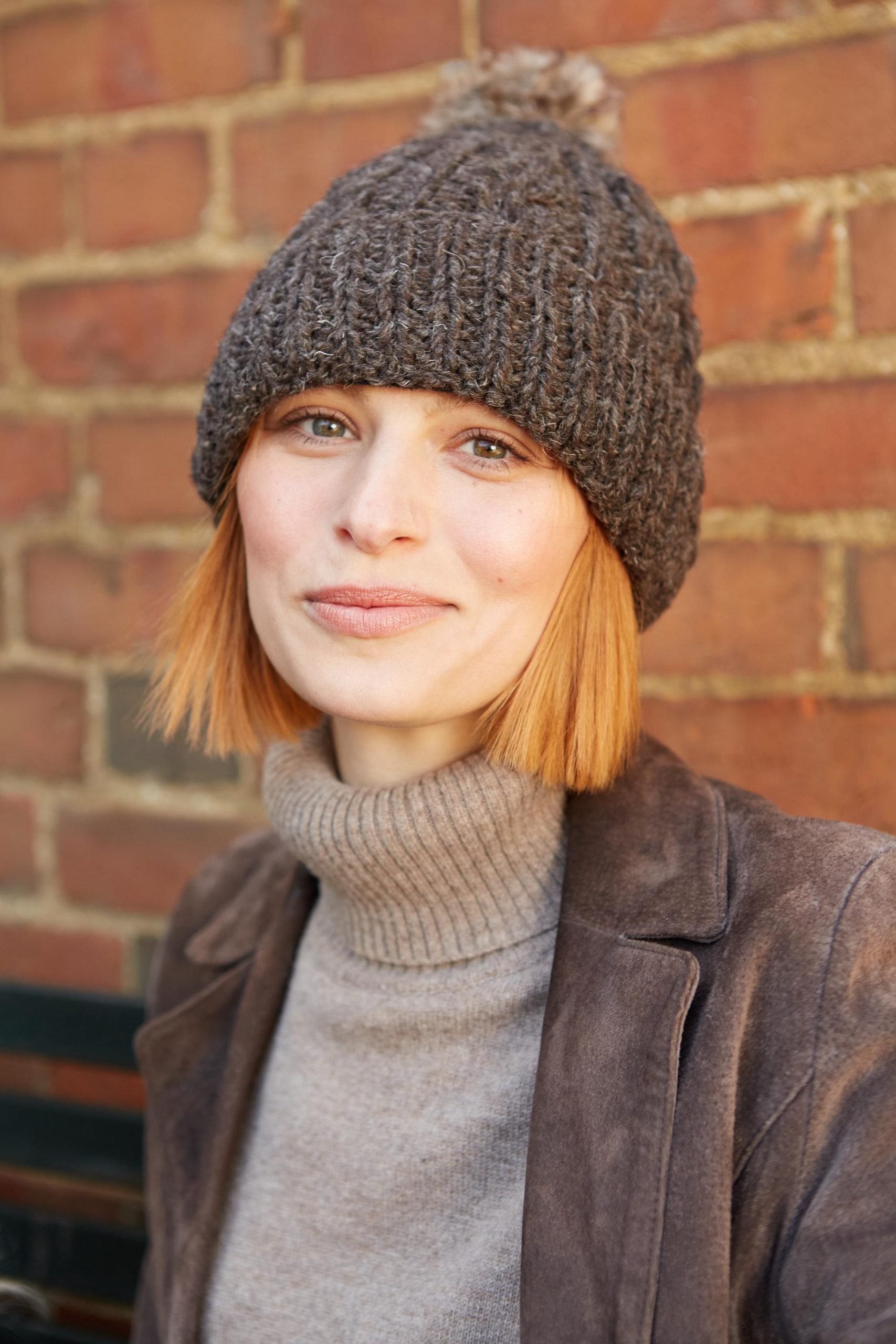 Cocoa-colored cable knit hat with pom-poms - Image 4