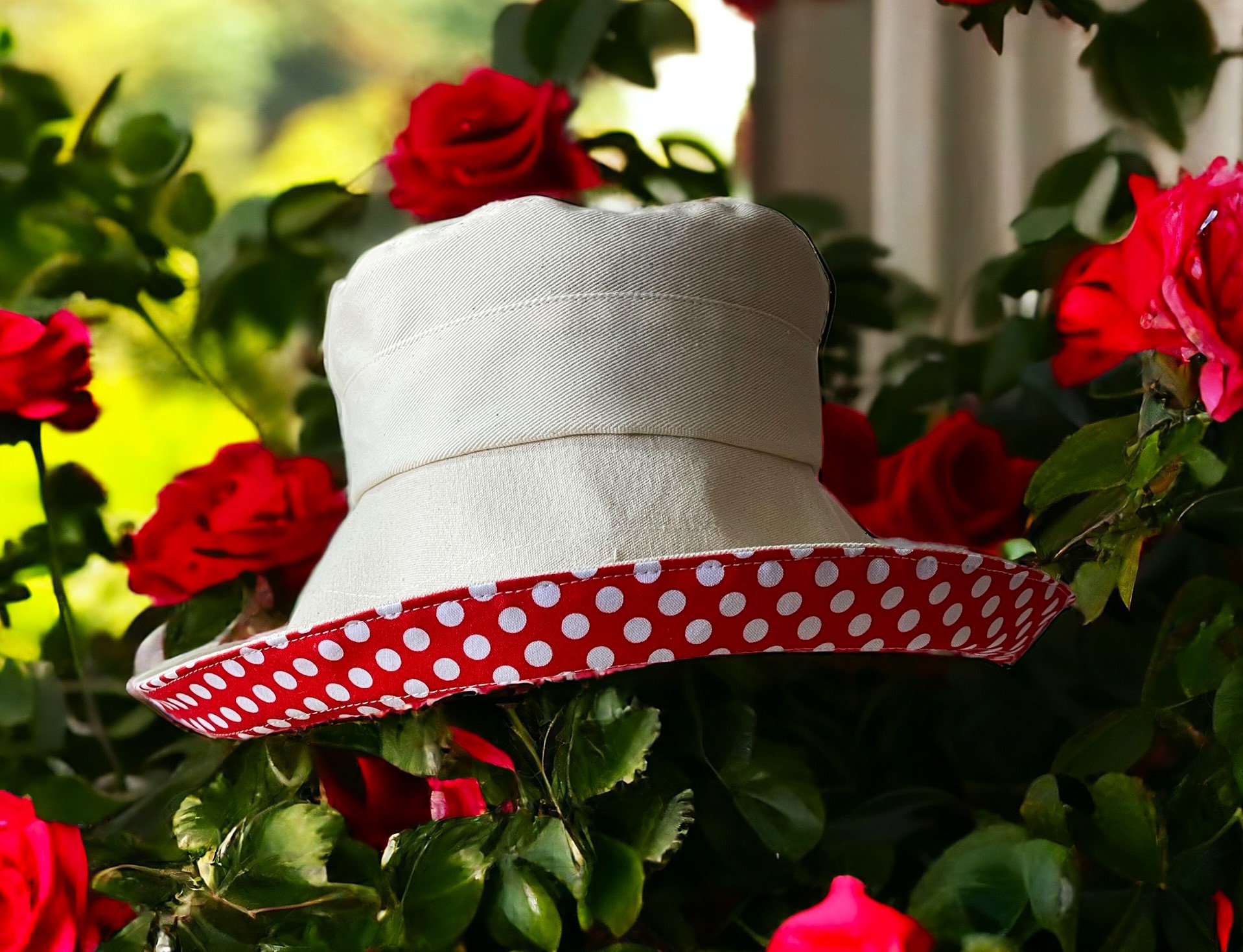 Playful red polka dot sun hat - Image 4