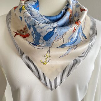Rice-colored goldfish anchor square scarf with cloud pattern