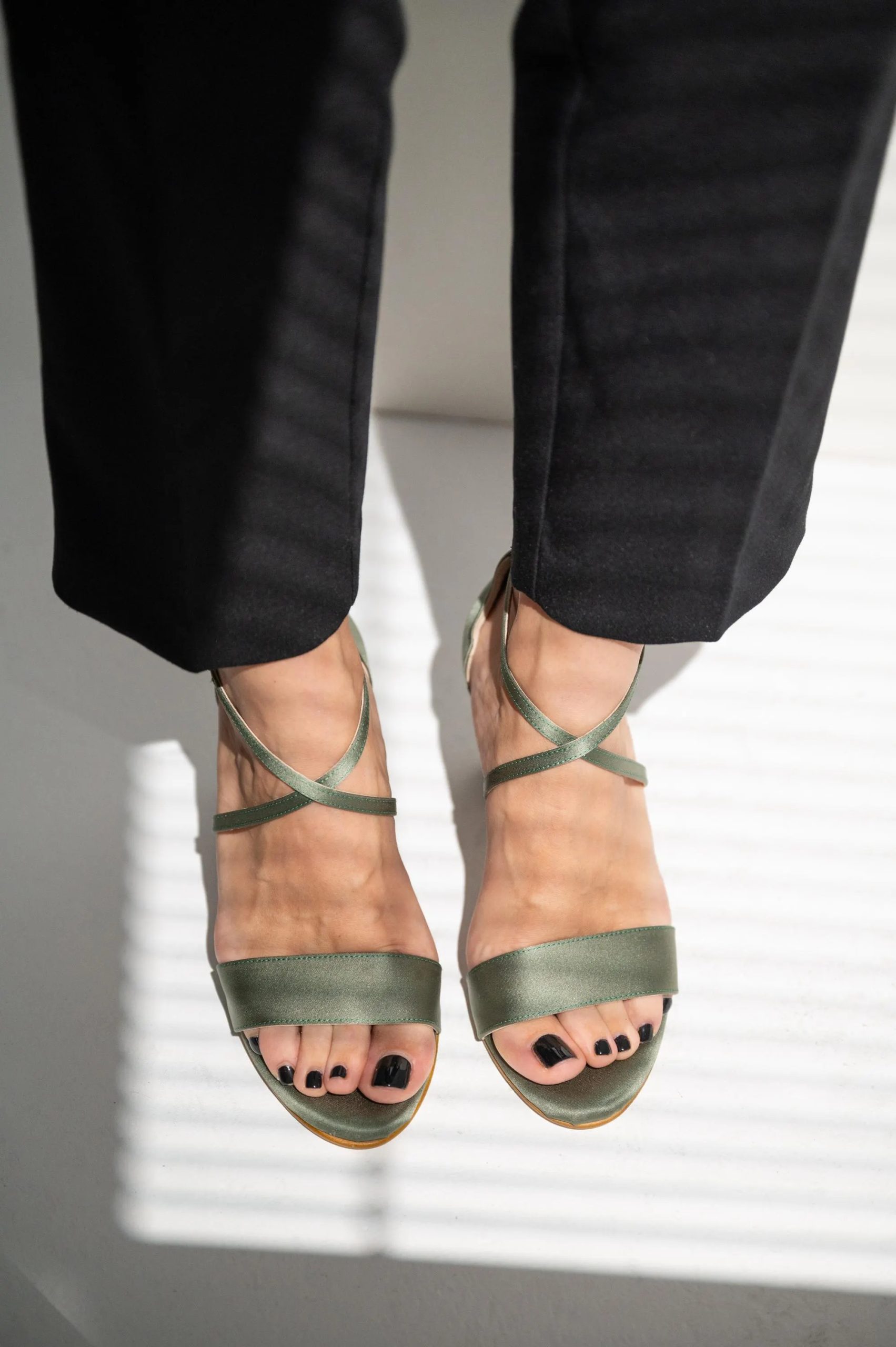 Sage-colored satin cross-strap chunky heel sandals - Image 4