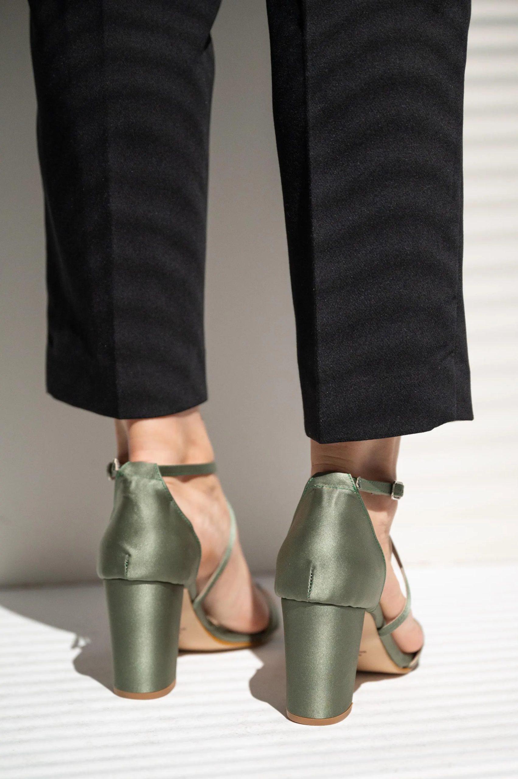 Sage-colored satin cross-strap chunky heel sandals - Image 3