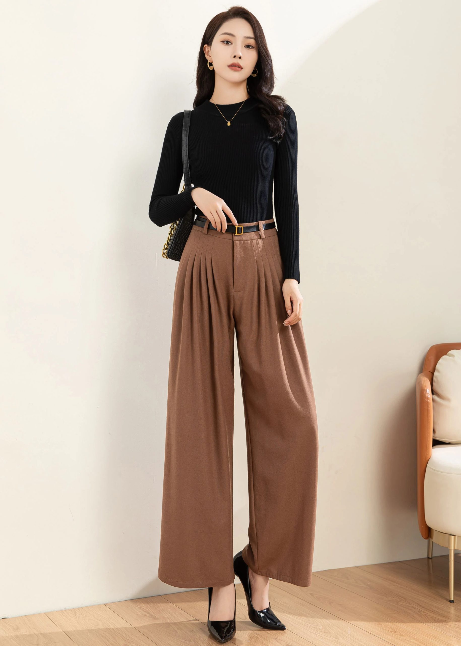 Flowy and slimming business suit pants