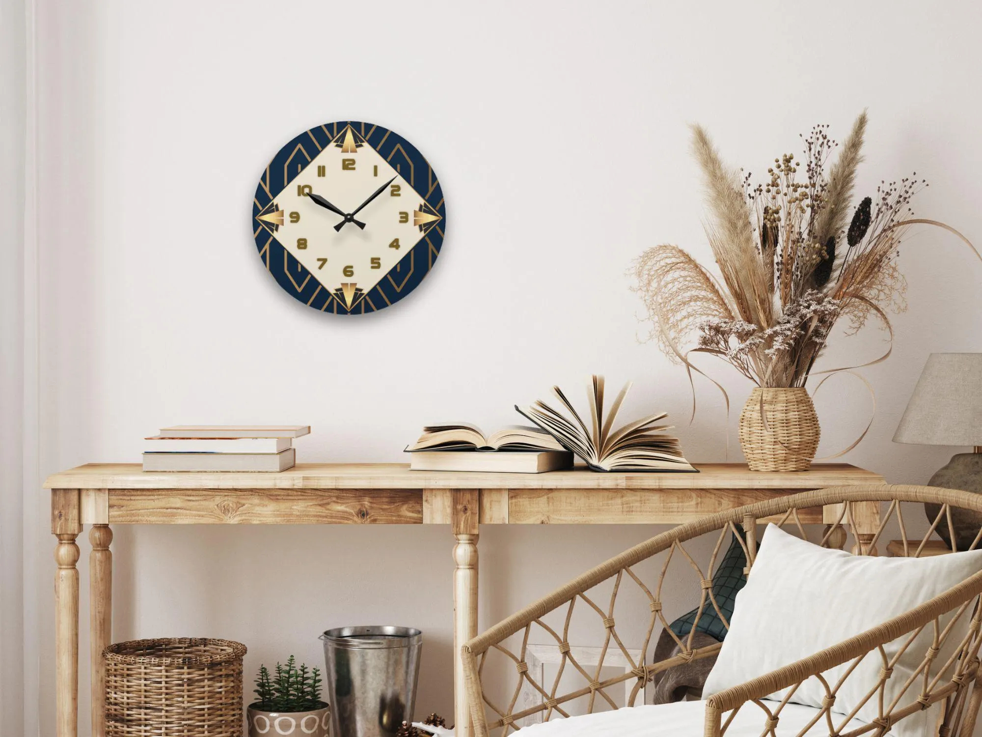 Round clock with gold fan-shaped decoration - Image 3
