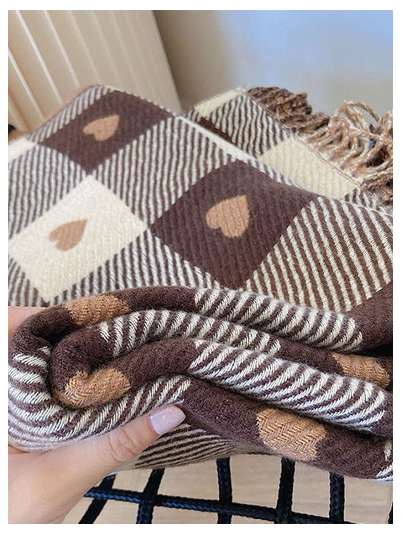 Checkered heart-shaped tassel scarf - Image 5