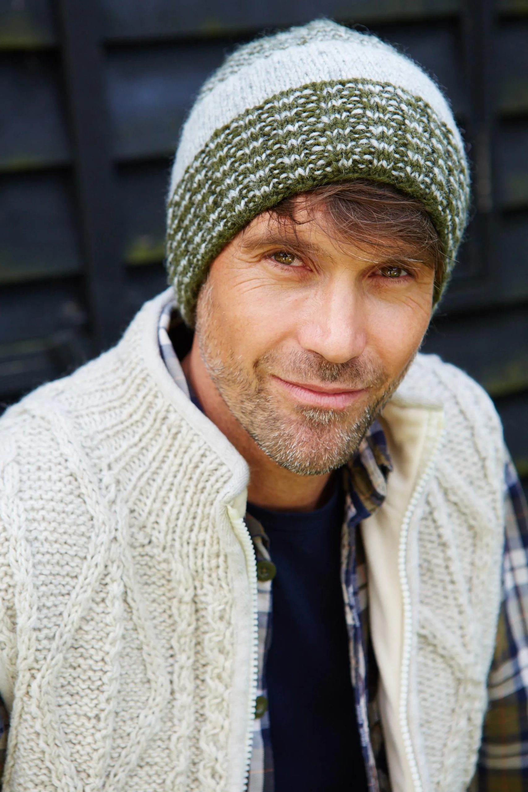 Forest-colored checkered knit hat - Image 4