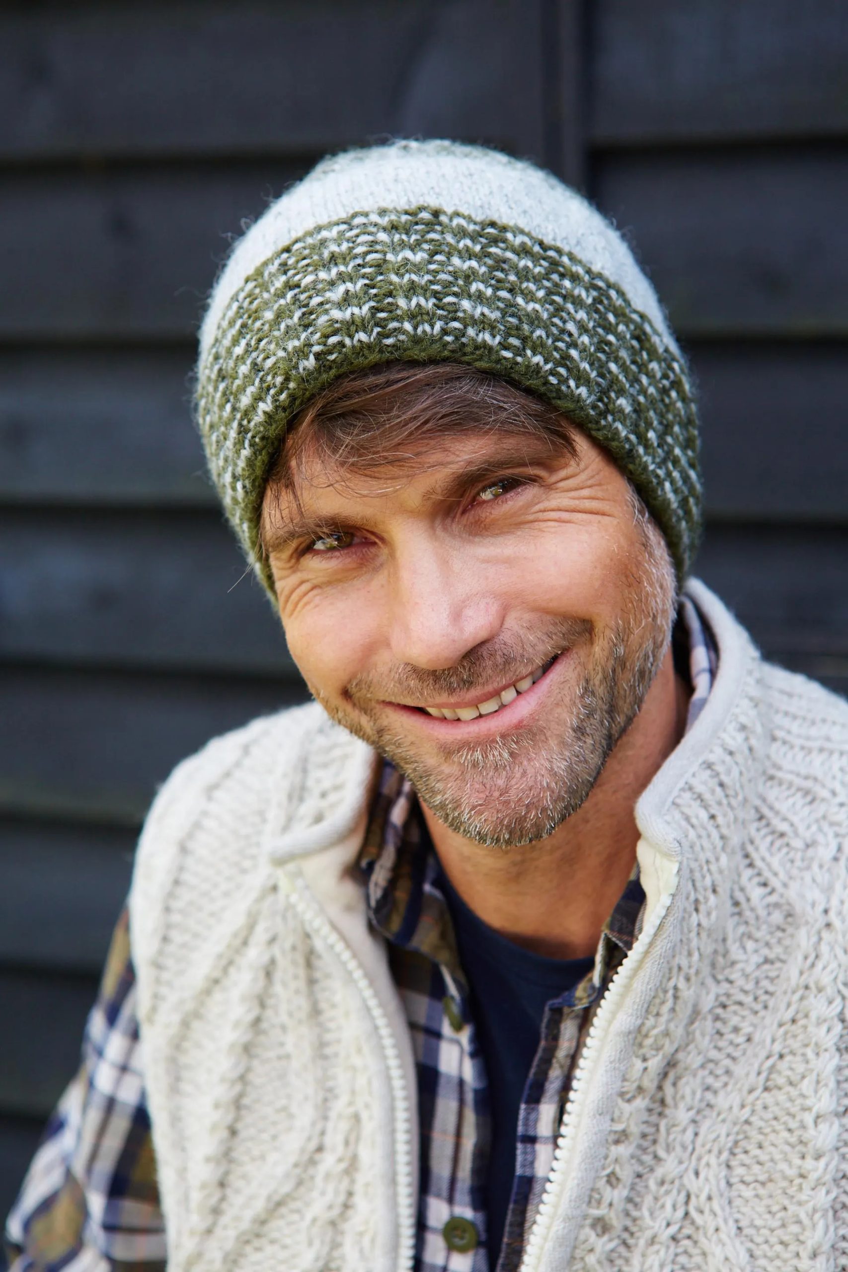 Forest-colored checkered knit hat - Image 2